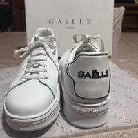 Gaëlle sneakers addict in action