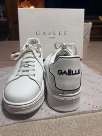 Gaëlle sneakers addict in action