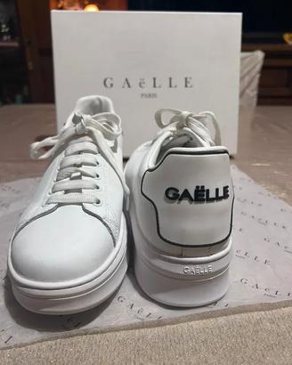 Gaëlle sneakers addict in action