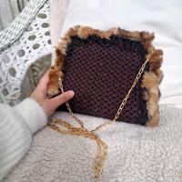 Borsa artigianale fatta a mano marrone con catena