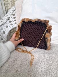 Borsa artigianale fatta a mano marrone con catena