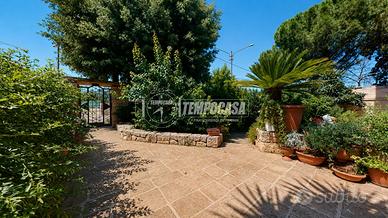 Villa bifamiliare con giardino e ampi spazi da per