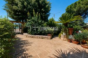 Villa bifamiliare con giardino e ampi spazi da per