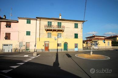 5 LOCALI A SARZANA