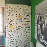 Armadio bianco con adesivi