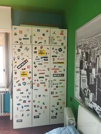 Armadio bianco con adesivi