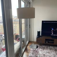 Lampada ad arco in acciaio con paralume in tessuto