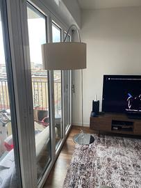 Lampada ad arco in acciaio con paralume in tessuto