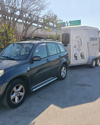 Rav 4 e trailer
