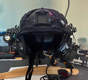 Elmetto Tattico con Cuffie e Torcia, attacco NVG