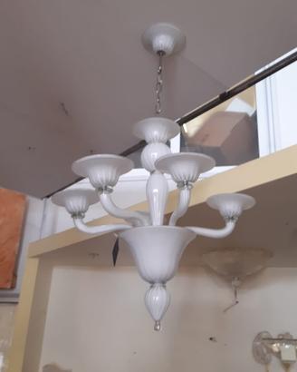 Lampadario bianco latte in vetro di murano