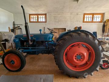 Trattore Fordson Dexta 1961 con libretto e manuale