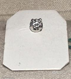 ORECCHINI SINGOLO IN ORO BIANCO 18kt. CON DIAMANTE