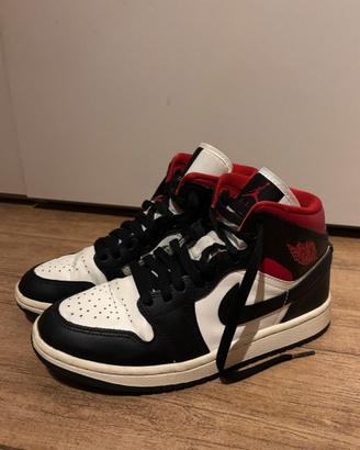 Air Jordan 1 Mid colorazione “Chicago Toe”