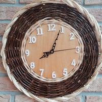 Orologio in vimini realizzato a mano