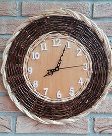 Orologio in vimini realizzato a mano