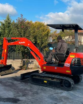 E114 Mini escavatore 25 q Kubota U25