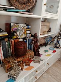 Libreria in legno e midollino 