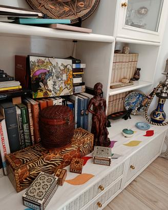 Libreria in legno e midollino 