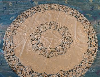Centritavola vintage in merletto di Burano 