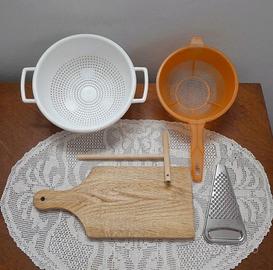 Set 5 Utensili da Cucina: Scolapasta, Tagliere e A
