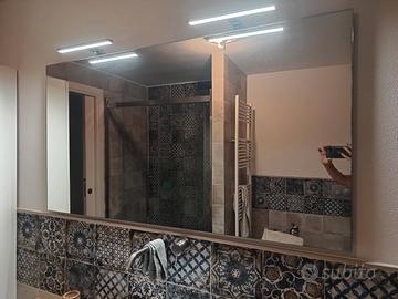 Specchio da bagno con illuminazione integrata.