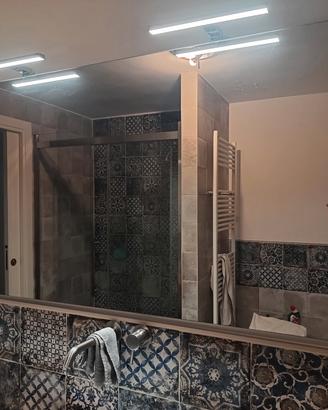 Specchio da bagno con illuminazione integrata.