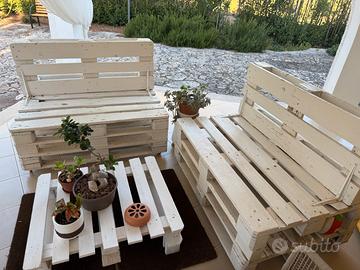 Salotto pallet per esterno bianco con cuscini
