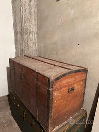 Vecchio baule in legno vintage da restaurare ‘900