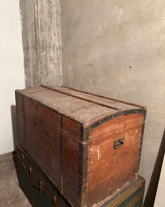 Vecchio baule in legno vintage da restaurare ‘900