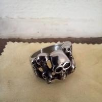 Anello in acciaio con teschi