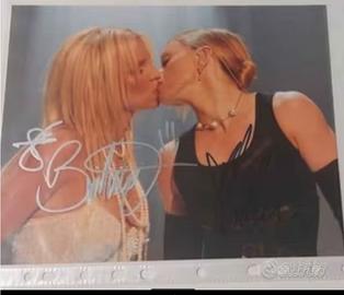 Foto Madonna & Britney Spears bacio con COA
