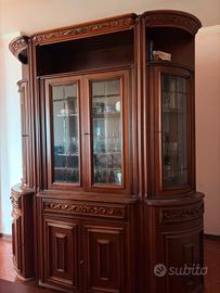 Credenza con tavolo e sedie stile classico 