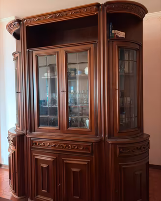 Credenza con tavolo e sedie stile classico 