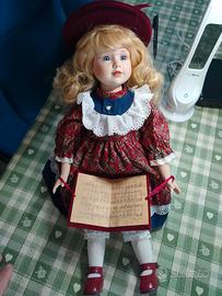 Bambola porcellana bionda cappello rosso spartito 