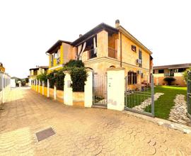 Villa a schiera d'angolo con giardino su tre lati