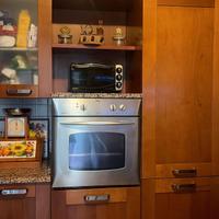 cucina angolare con elettrodomestici