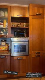 cucina angolare con elettrodomestici