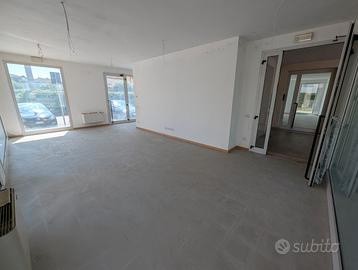 Negozio con garage a cervarese santa croce