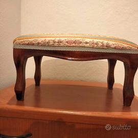 Poggiapiedi in legno con imbottitura