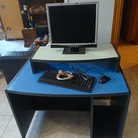 scrivania monitor  e tastiera