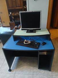 scrivania monitor  e tastiera