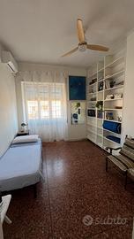 Camera con bagno condiviso e cucina