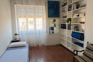 Camera con bagno condiviso e cucina