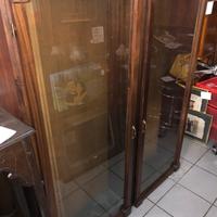 Vetrina da appendere con ripiani in vetro