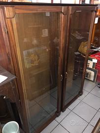 Vetrina da appendere con ripiani in vetro