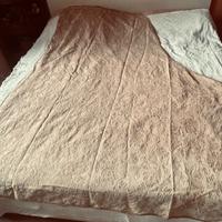 Tessuto antico damascato copridivano