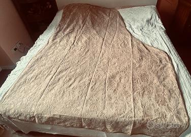 Tessuto antico damascato copridivano