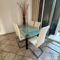 Tavolo di vetro allungabile con sedie