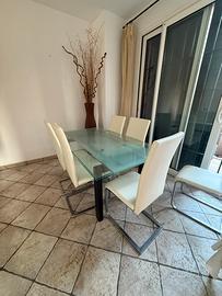 Tavolo di vetro allungabile con sedie